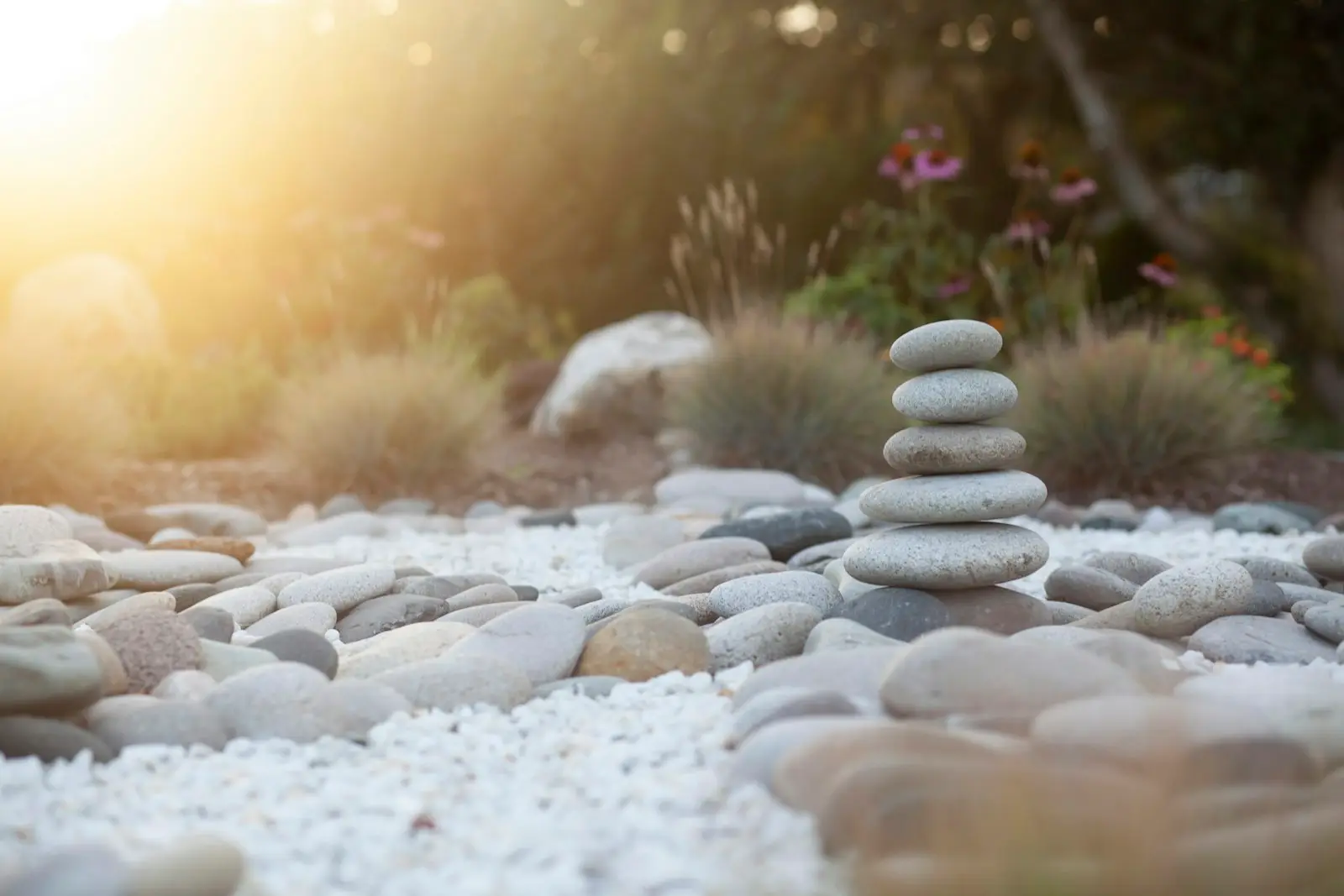 Piedras apiladas en equilibrio con luz cálida