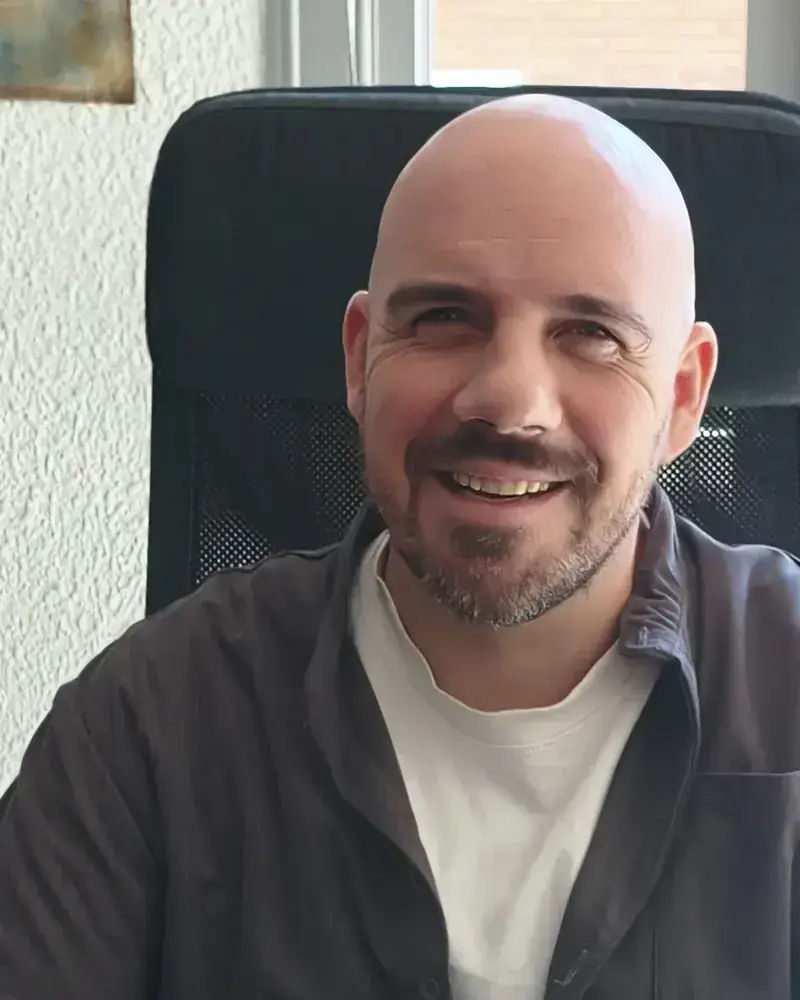Luis, terapeuta Gestalt, preparado para una sesión online